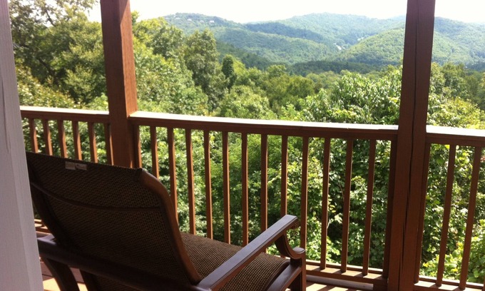 Blowing Rock Cabaña | Tranquilidad en Deer Ridge: excelentes vistas, cerca del esquí, capacidad para 8 personas, wifi gratis.