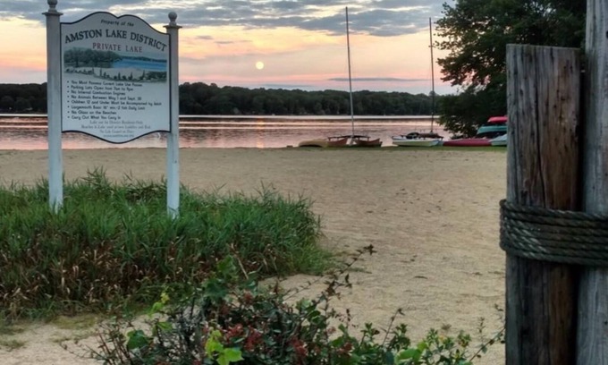 Lebanon Casa | Tranquility awaits on Amston Lake!