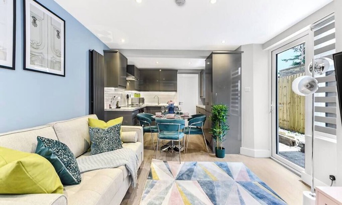Northumberland Park Apartamento | Tranquility in Bloom: Refreshing 2BR Apartment