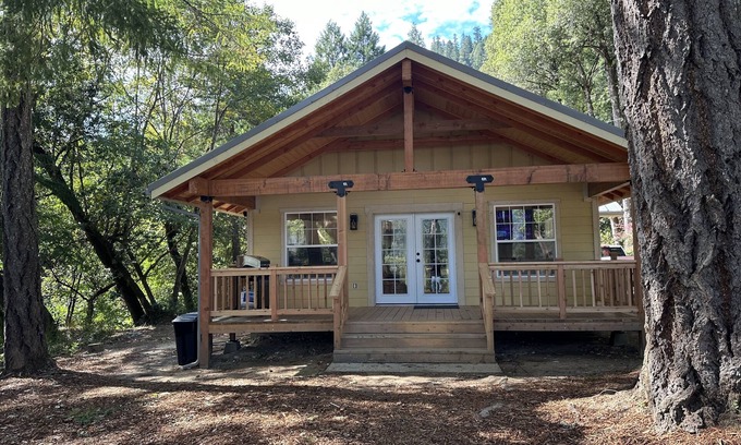 Hoopa Cabaña | Tranquility Riverview Cottage