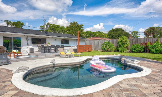 Isle of Palms Casa | 4BR Family Getaway Heated Pool 1 Level Near Mayo