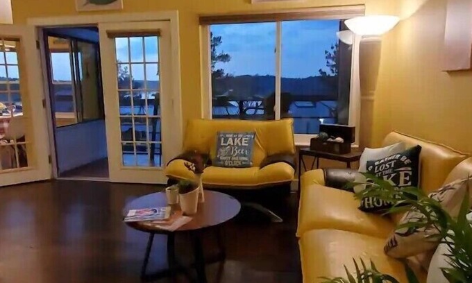 Oakhurst Casa | Tranquility Villa by the lake with green backyard. Free wifi, kayaks, bike, pool