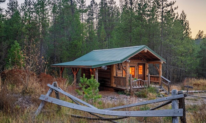 Coram Cabina | Trapper's Cabin, 7 Min to Glacier, Dogs Welcome