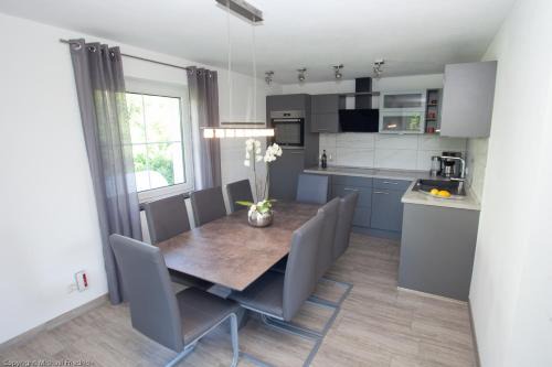 Mittelndorf Casa | Traumferienhaus Bergblick Mittelndorf, bis zu 8 Personen, Sauna, Grill