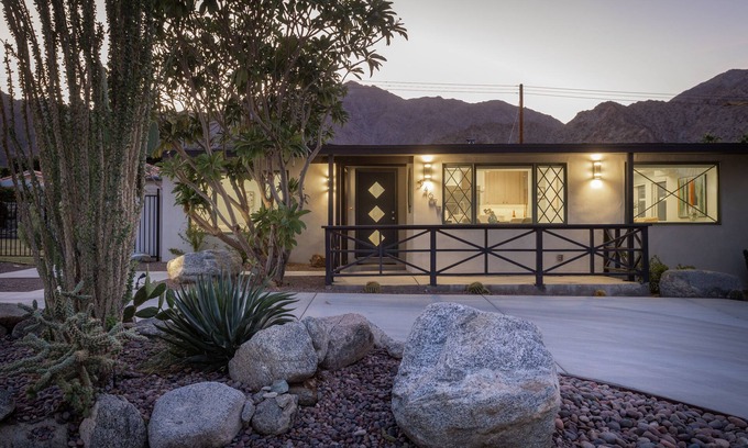 La Quinta Cove Casa | Viaja en el tiempo a esta hermosa remodelación de los años 50