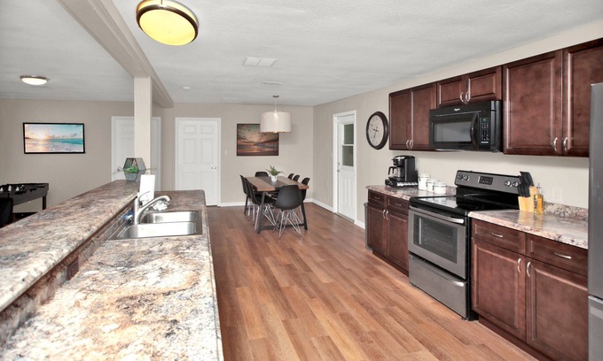 Northside Casa | Travel through the World - Missions House - Sleeps 11