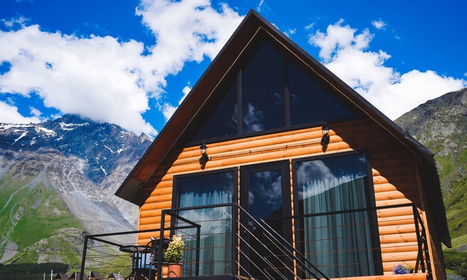 Gergeti Cabaña | Traveler's Cottage in Kazbegi