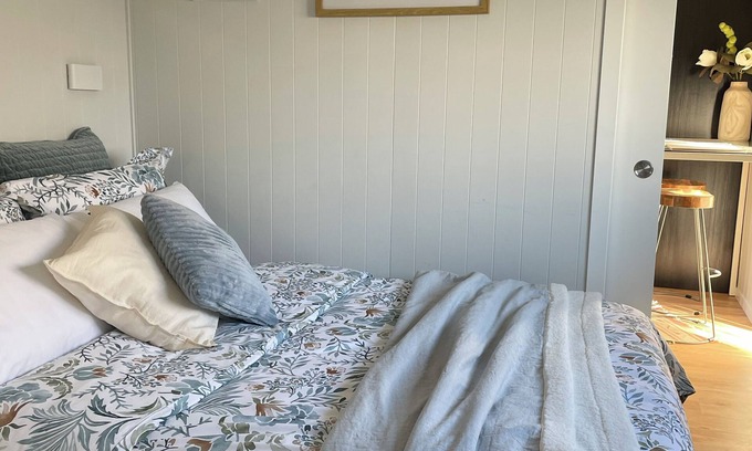 Cambridge Cabina | Travellers Hideaway – private, quiet garden, off-street parking, great location.