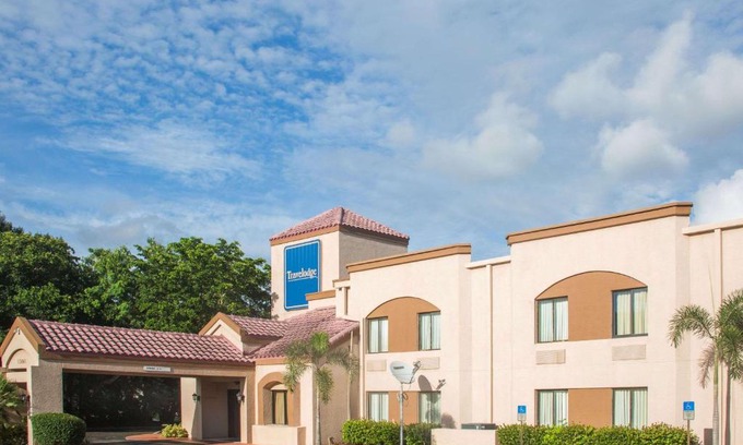Biggar Hotel | Travelodge by Wyndham Fort Myers Airport
