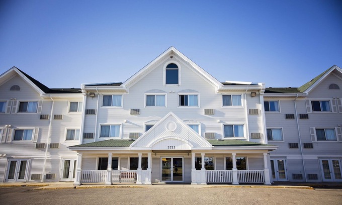 Regina Hotel | Travelodge Suites by Wyndham Regina / Eastgate Bay