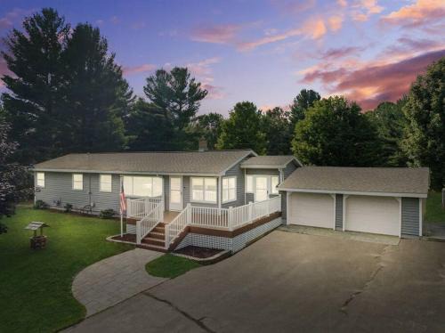 Traverse City Casa | TRAVERSE CITY RETREAT with Hot tub Games Pets