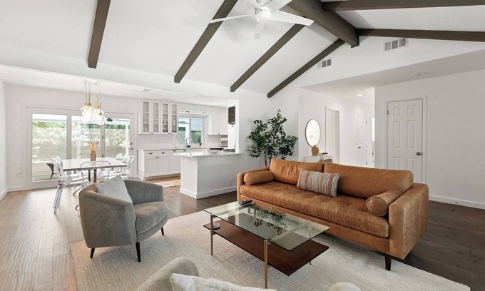 Greater South River City Casa | Travis Heights Oasis: Pool & walk to S. Congress