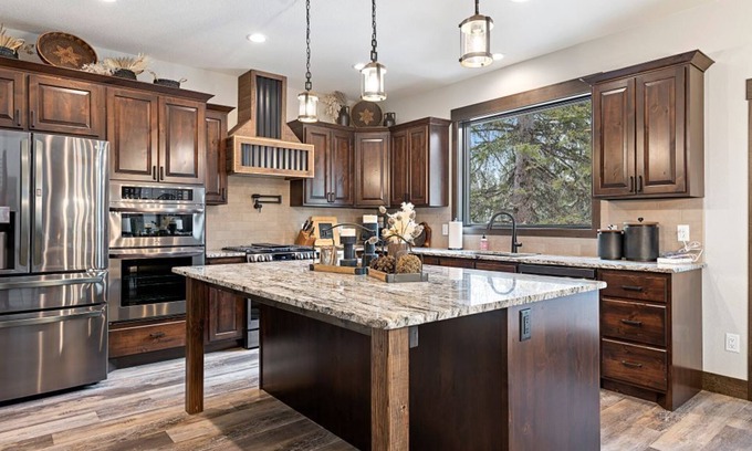 Lead Casa | Trax N Trailz Lodge, Home Theatre, EV Charger, Hot Tub, Trail & Clubhouse Access