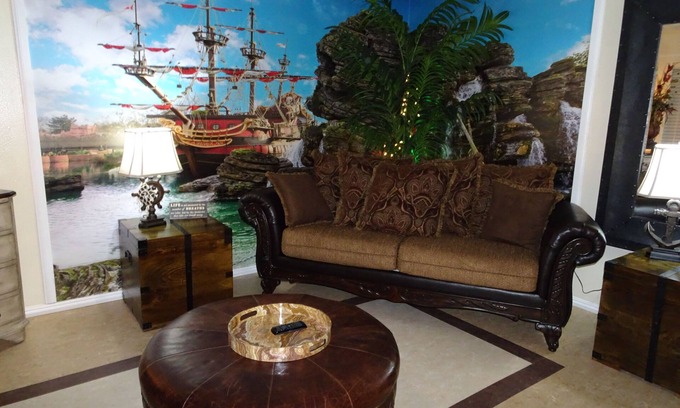 Bakersfield Casa | Treasure Island 2 Br Home Con garaje adjunto, puerta para mascotas y perro privado