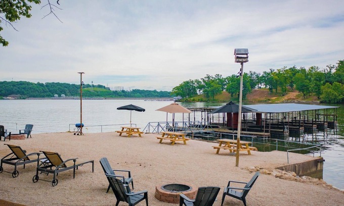 Lake Ozark Cabina | Tree house, fire pit, and walk to Bagnell Dam area.