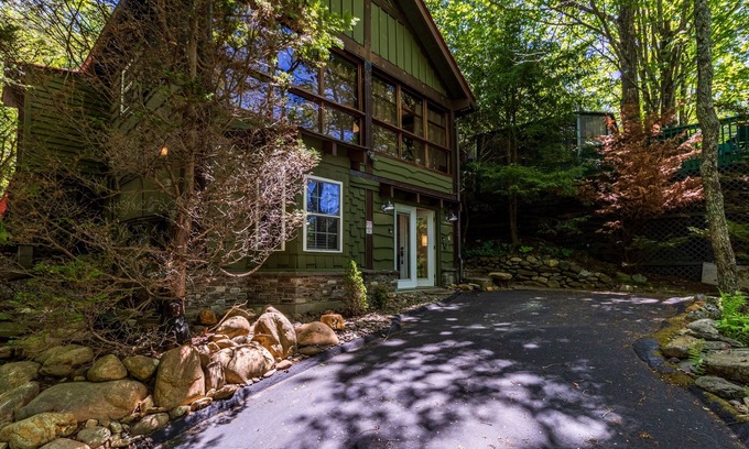 Lake Toxaway Cabaña | Tree House in Westridge - RELAXING COTTAGE WITH SPLIT LIVING AREA