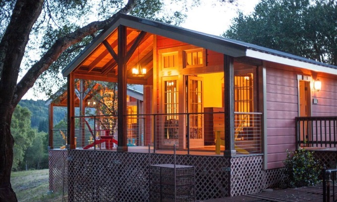 Calistoga Cabaña | TREE HOUSE, WITH INDOOR/OUTDOOR SHOWER, PRIVATE DECK, POOL & INFIINITY HOT TUB