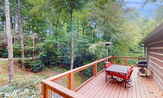Mill Ridge Cabina | Tree-lined, dog-friendly cabin in ideal location with deck, wood stove & pool