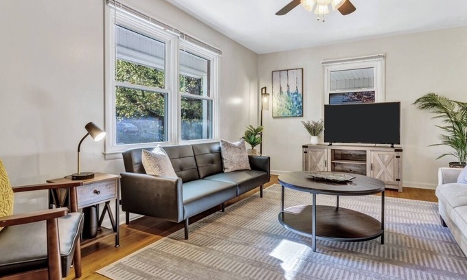 Royal Pines Casa | Tree-Lined Street/Firepit/KingBed/14mins Asheville