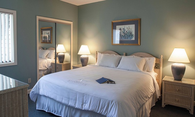 Hilton Head Complejo | Tree-Surrounded 2BR with Peaceful Porch, Pool and Nature Trails at Your Door