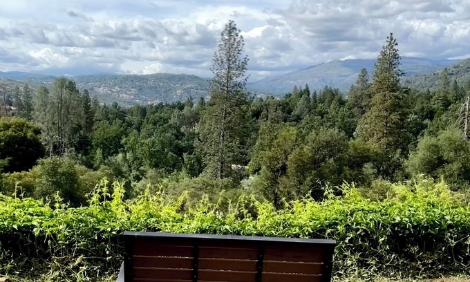 Oakhurst Cabina | Tree top views/2BD 2BA/ 17 mi YOSE south gate / 8.6 mi Bass Lake/dog friendly
