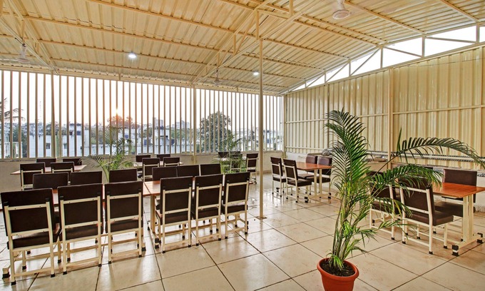 Bhopal Hotel | Treebo Krishna Regency ISBT Bus Stop