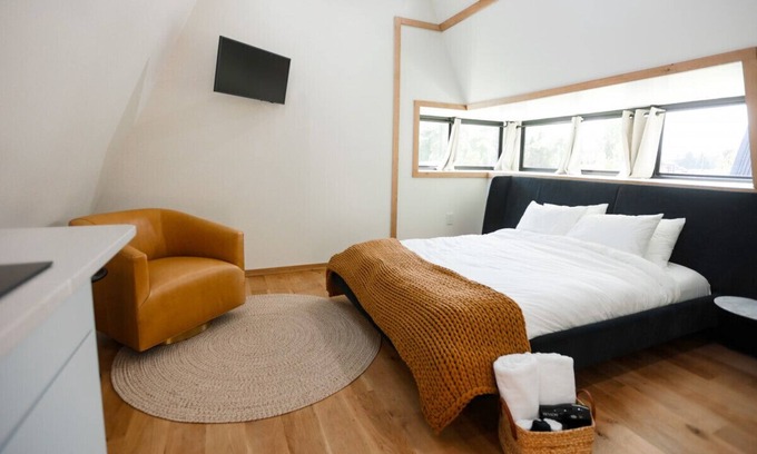 Sodus Cabina | Treehouse 3 Honeymoon Treehouse & Spa with Private Hot Tub