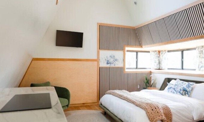 Sodus Cabina | Treehouse 5 · Honeymoon Treehouse Cabin & Spa w Private Hot Tub