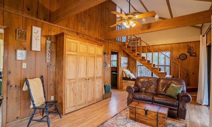 Nacogdoches Cabina | Treehouse - A cabin in the canopies at Stag Leap Cabins!
