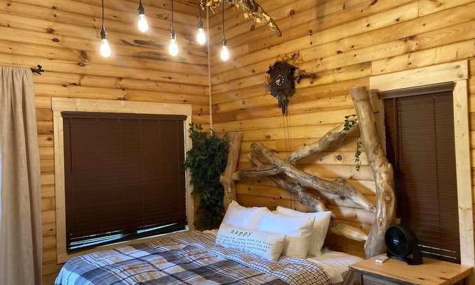 Nixa Cabina | Treehouse cabin-unique stay-convenient location yet very secluded atmosphere