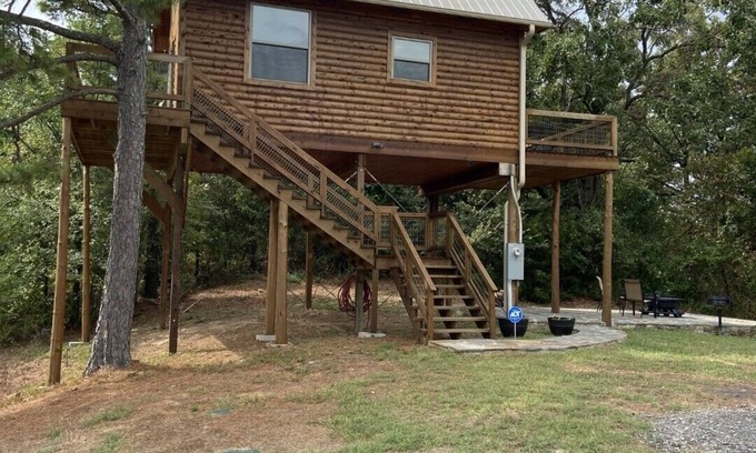 Paris Cabina | Treehouse/cabin with an amazing view of Mount Magazine