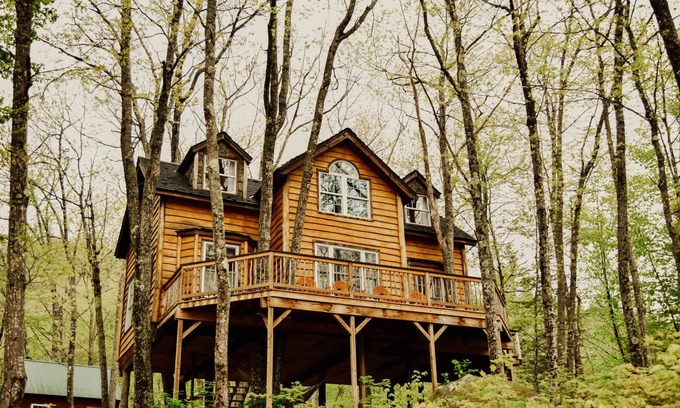 Stoneham Casa | Treehouse in Maine woods- The Grand Oak