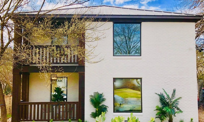 North University Casa | Treehouse Living near St. Davids Hospital/UT/Capitol