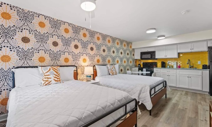 Windy Hill Apartamento | TreeHouse Lodge, Walk to Beach, Pet-Friendly 103