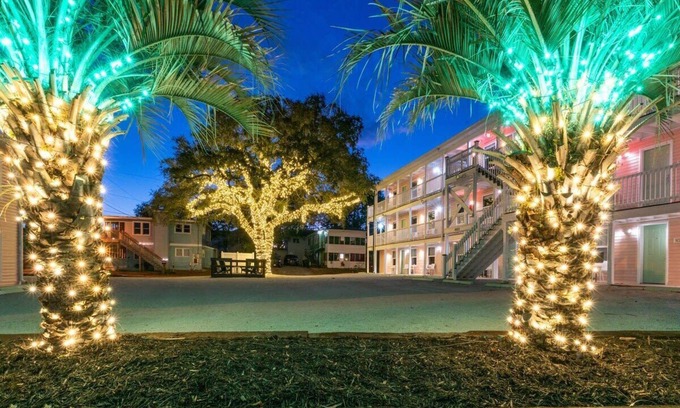 Windy Hill Apartamento | TreeHouse Lodge,Walk to Beach,Pet-Friendly 104