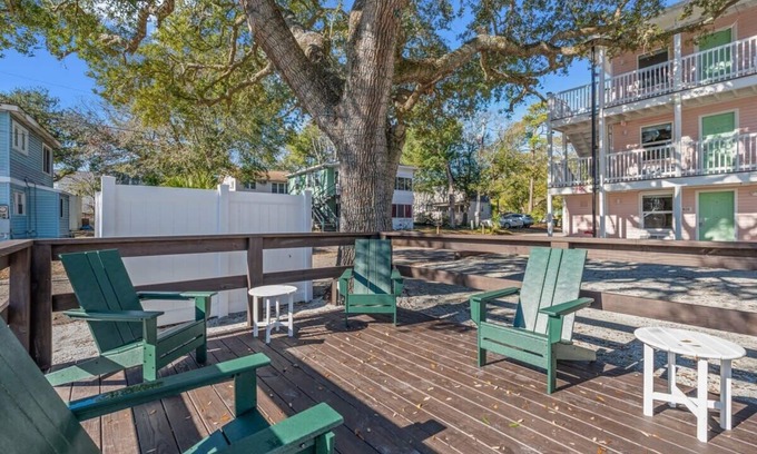 Windy Hill Apartamento | TreeHouse Lodge, Walk to Beach, Pet-Friendly 201