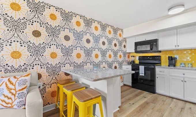 Windy Hill Apartamento | TreeHouse Lodge, Walk to Beach, Pet-Friendly 203