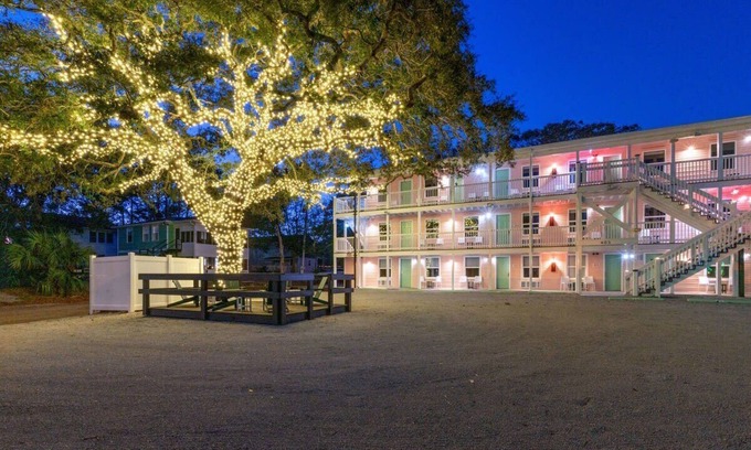 Windy Hill Apartamento | TreeHouse Lodge, Walk to Beach, Pet-Friendly 204