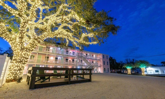 Windy Hill Apartamento | TreeHouse Lodge, Walk to Beach, Pet-Friendly 305