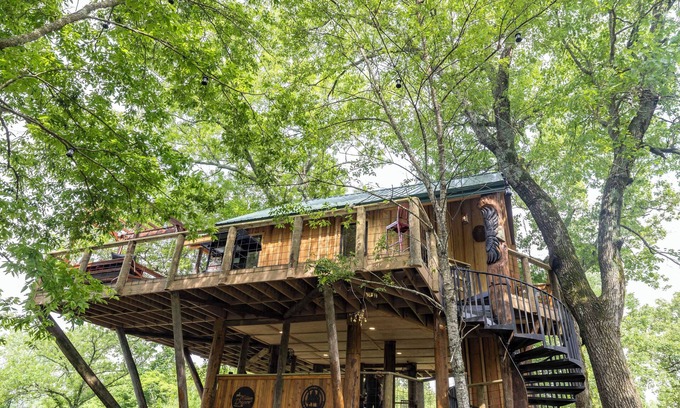 West Siloam Springs Apartamento | Treehouse overlooking Oklahoma Scenic Waterway Flintcreek.