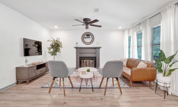 Grogan's Mill Casa | Treehouse style 2 Bed 2 Bath townhome w/EV Charger, Low Cleaning Fees