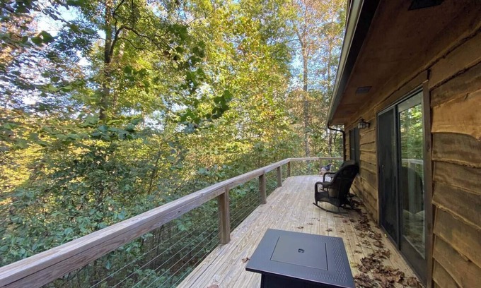 New Castle Cabina | "Treehouse Suite" at Rustic Retreat Cabin w/Old Fashion Saun