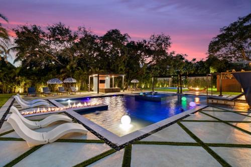 Golden Glades Villa | Treehouse Villa BY THE GLAMHOMES