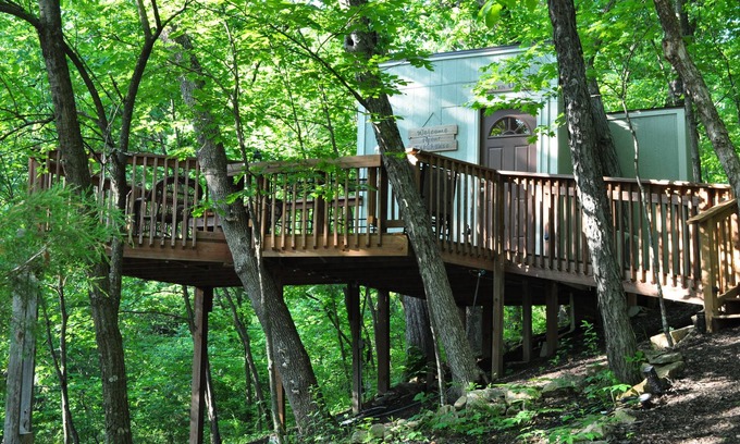 Lenexa Cabina | Treehouse with deck