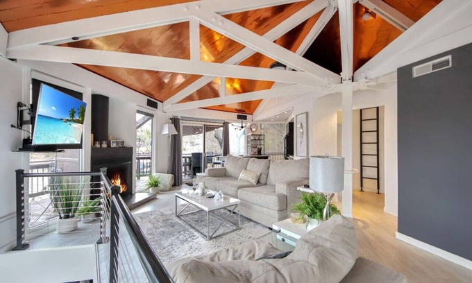 Village of Four Seasons Cabina | Treetop, 2 pools, dock, hot tub!
