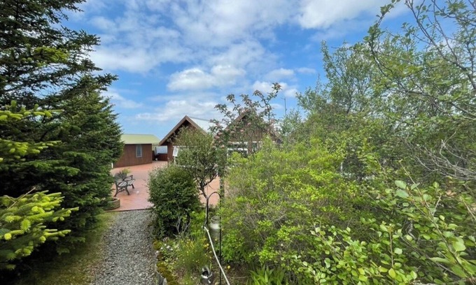 Borgarnes Cabina | Treetop cabin by the river