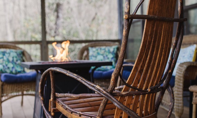 Black Mountain Cabaña | Treetop Cottage - King, Private-In Town, XL Porch, Smart TVs, WD
