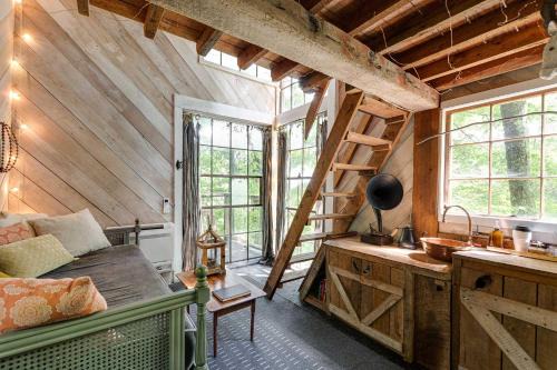 Flintstone Chalet De Esquí | Treetop Hideaways: Luna Loft Treehouse