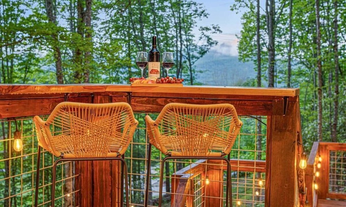 Banner Elk Cabina | Treetop MT Views w/ Hot Tub & Fire Pit