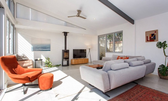 Beaconsfield Apartamento | Treetop Retreat - Spacious modern home with pool